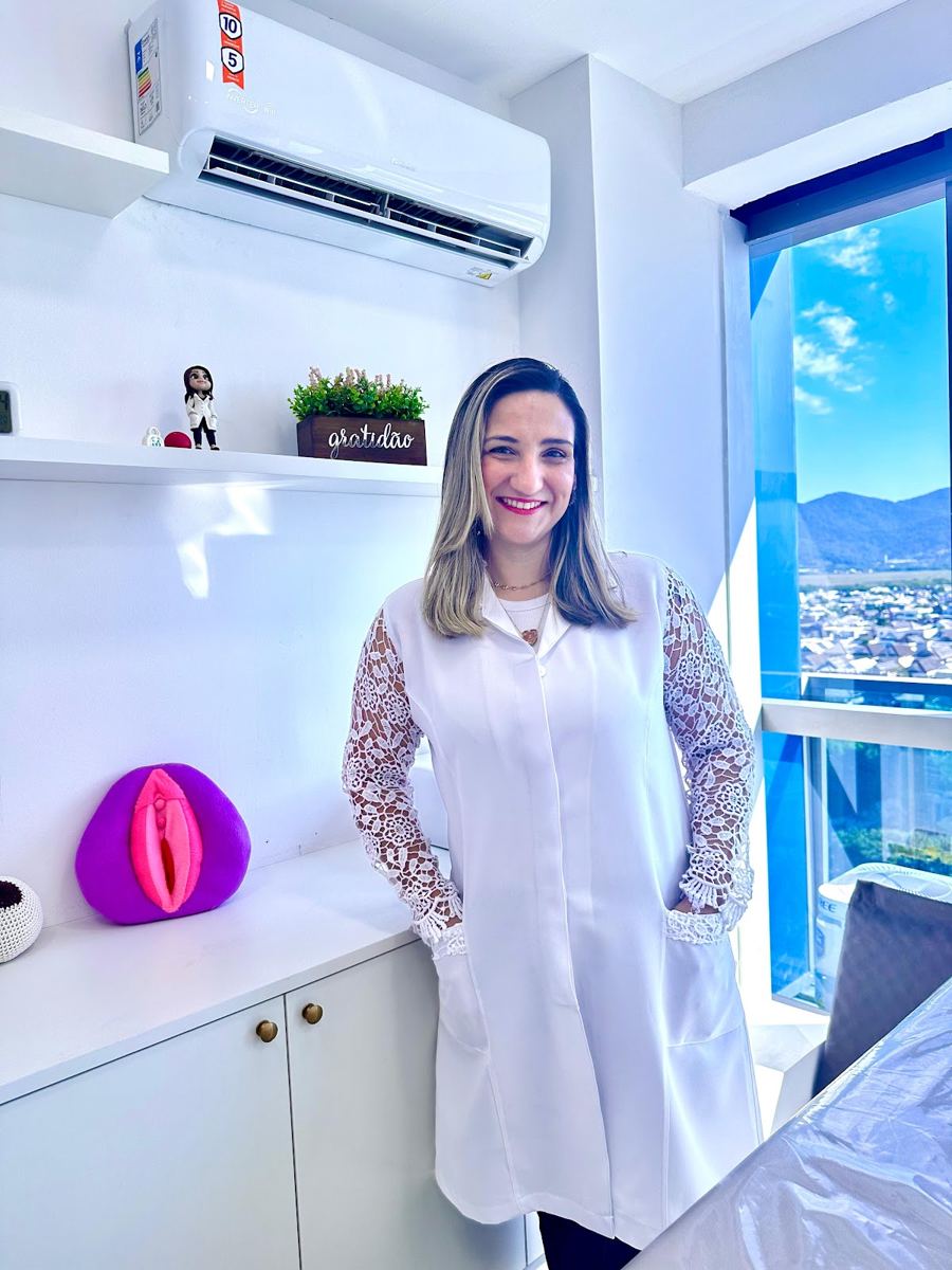 Pamela Lima, fisioterapeuta, em seu consultório
